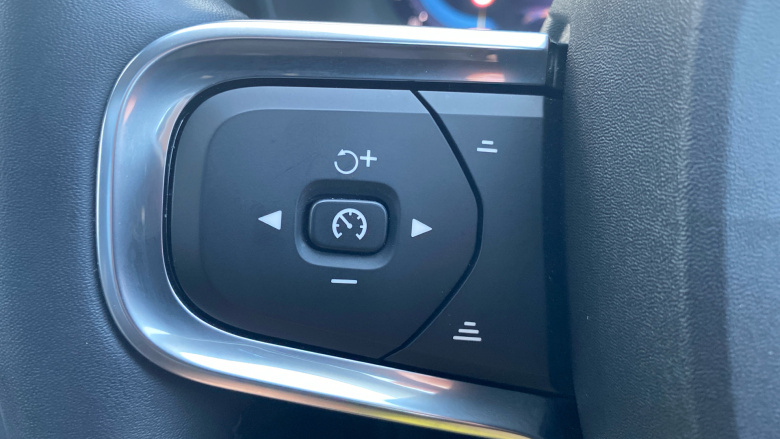 Volvo XC40 2.0 B4P Ultra Dark 5dr Auto Petrol Estate